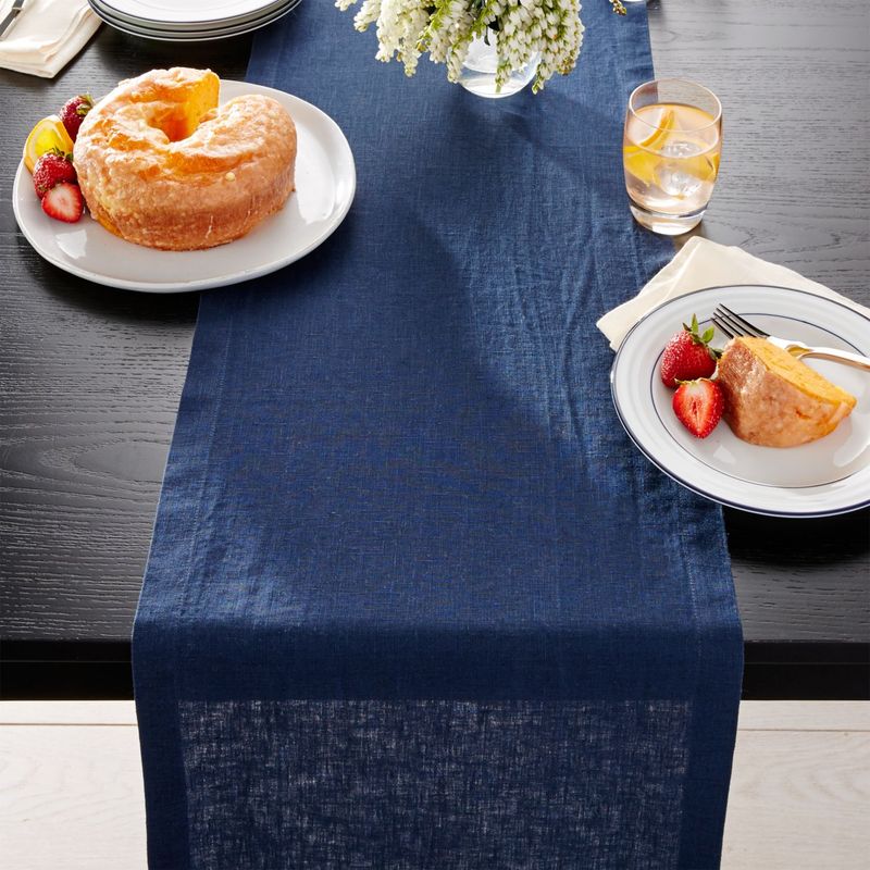 CRATE & BARREL - Camino de Mesa Marin Lino Azul Indigo Crate & Barrel