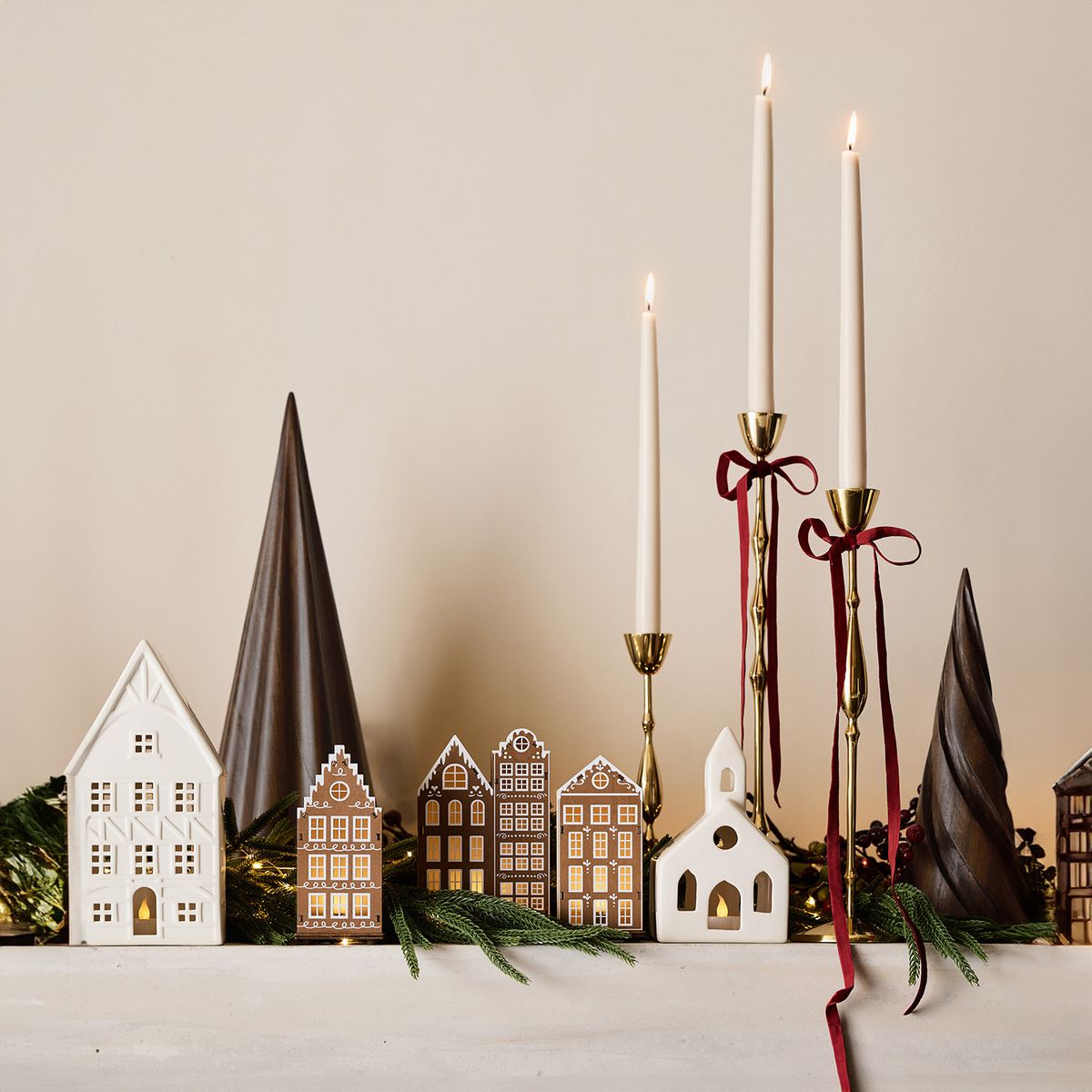 CRATE & BARREL - Cabana Navideña Cerámica 13 Cm Crate & Barrel