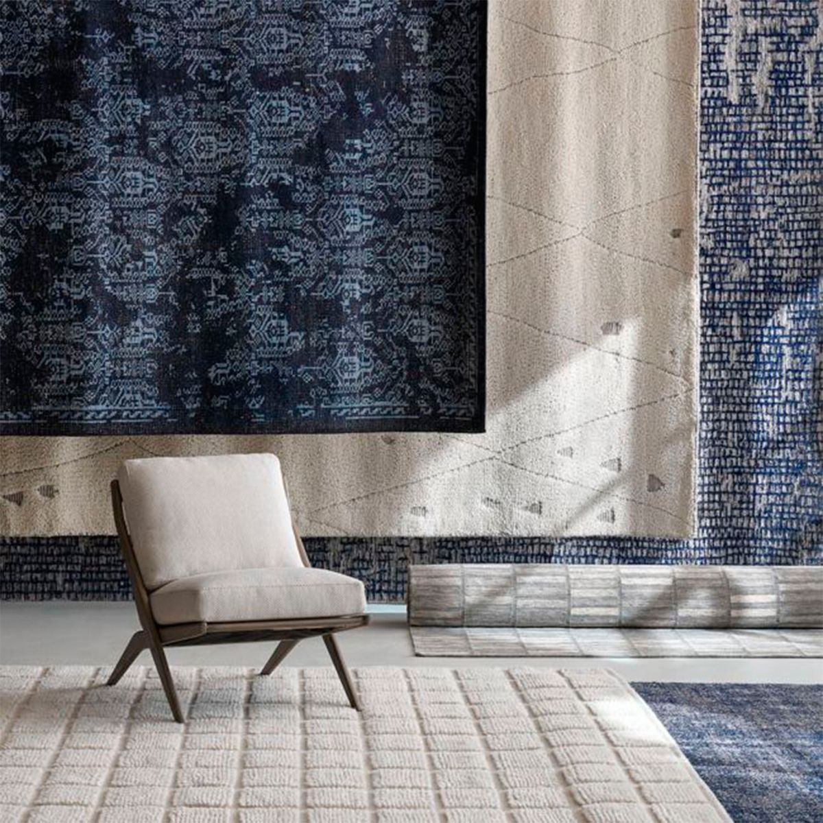 CRATE & BARREL - Silla Pose Gris Crate & Barrel