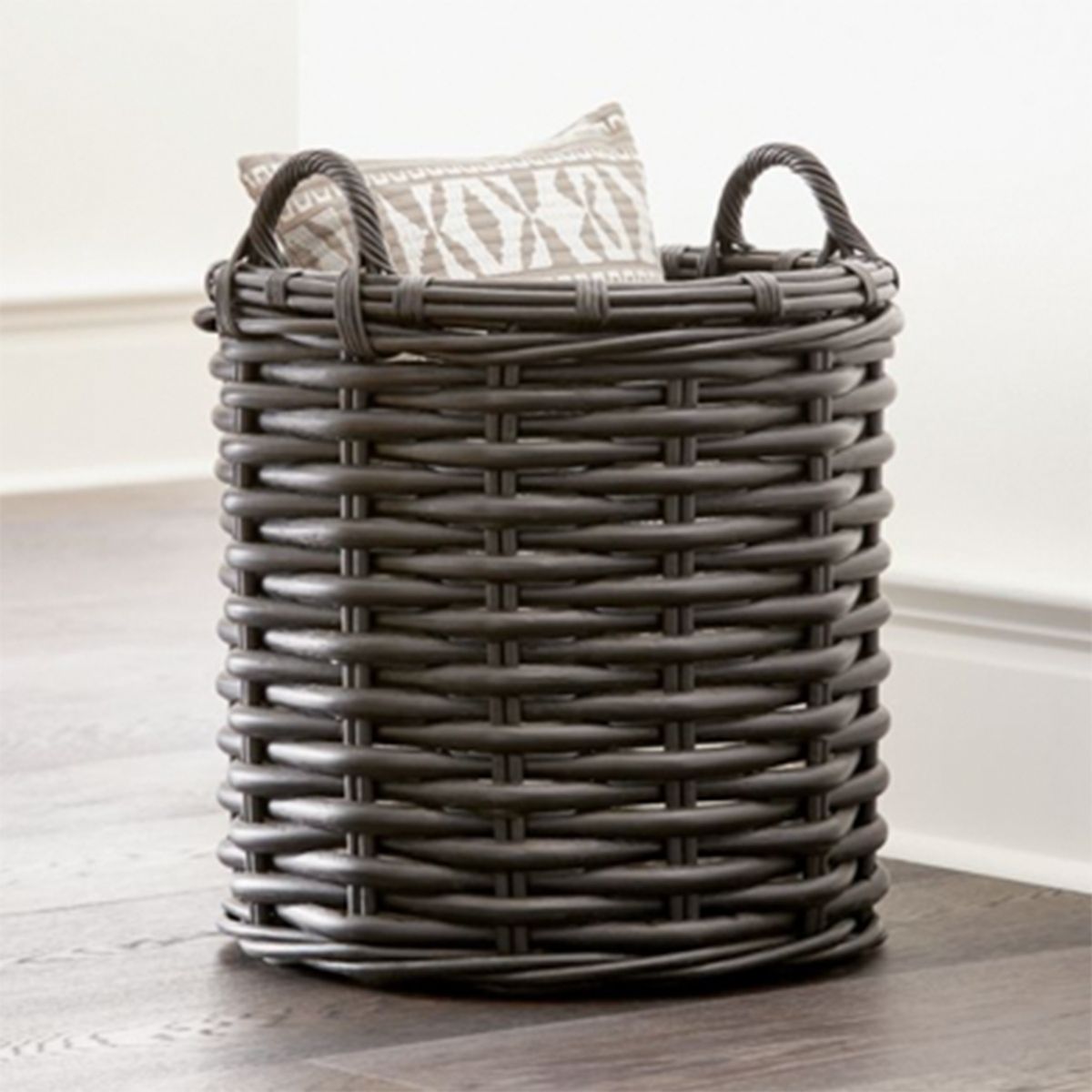 CRATE & BARREL - Canasto De Ratán Negro Crate & Barrel