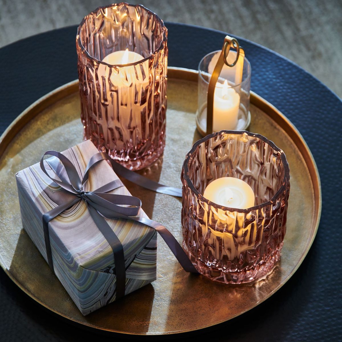 CRATE & BARREL - Candelabro Priya de Latón Crate & Barrel