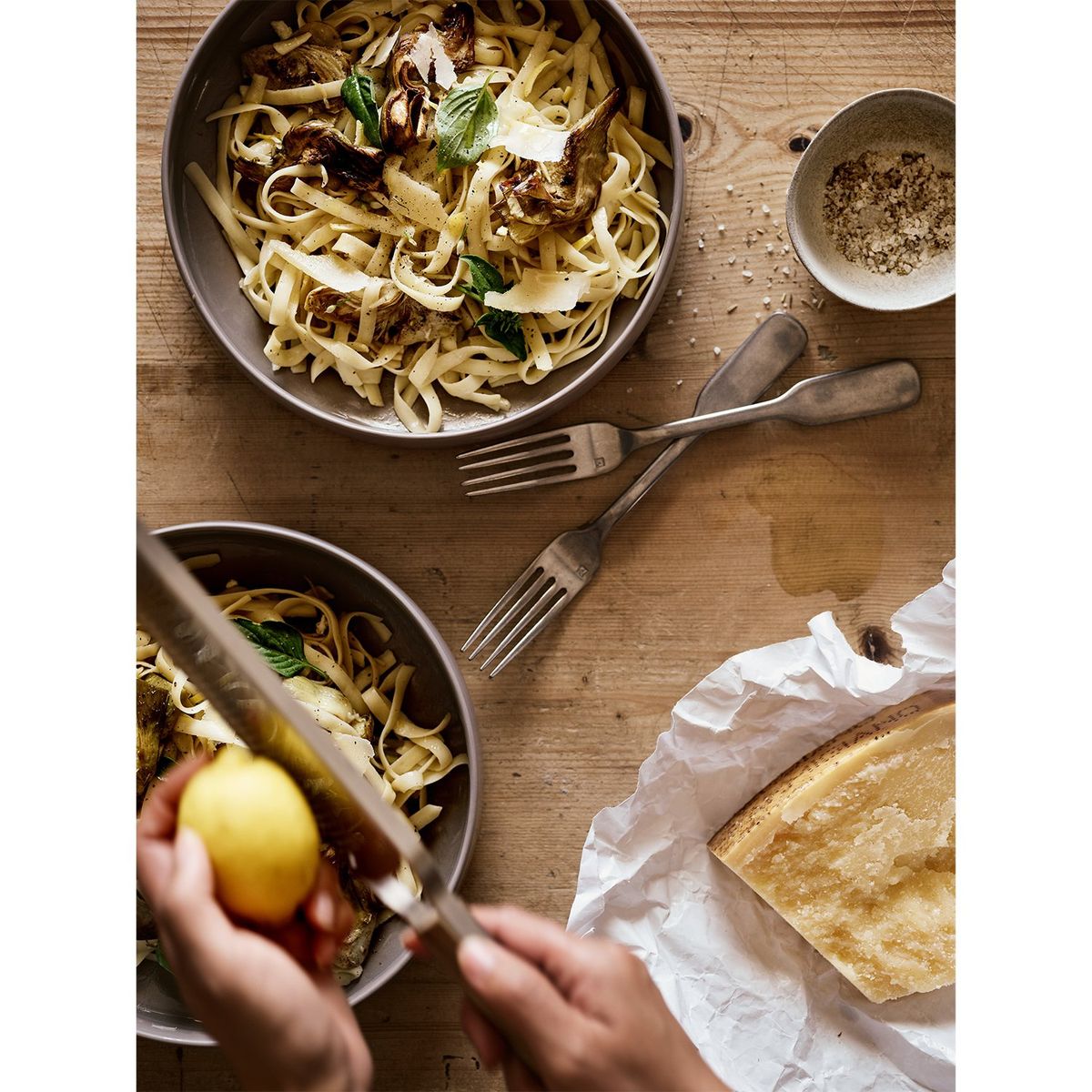 CRATE & BARREL - Plato De Fondo Tour Taupe Porcelana Crate & Barrel