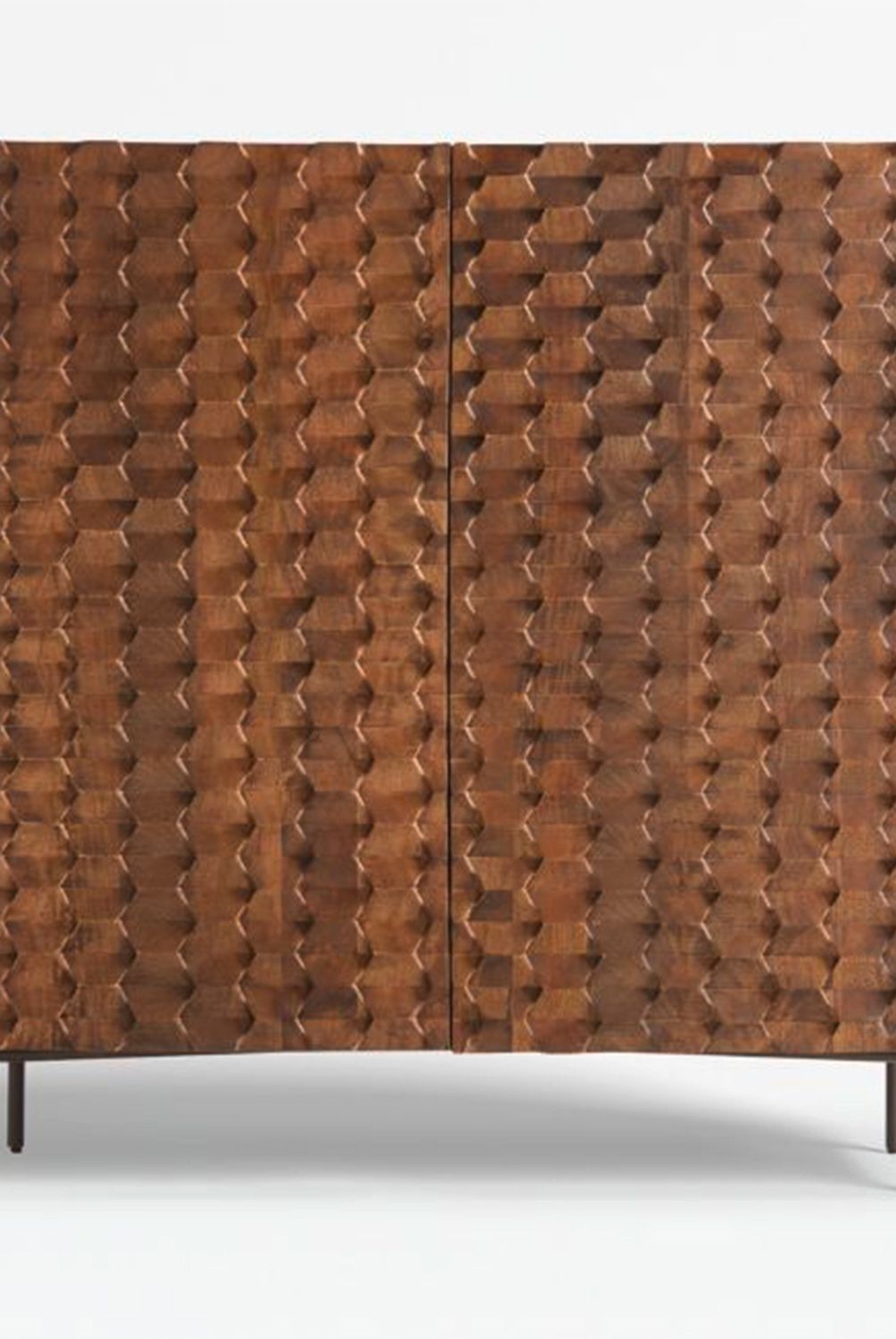 CRATE & BARREL - Gabinete Bar Raffael Madera Tallada
