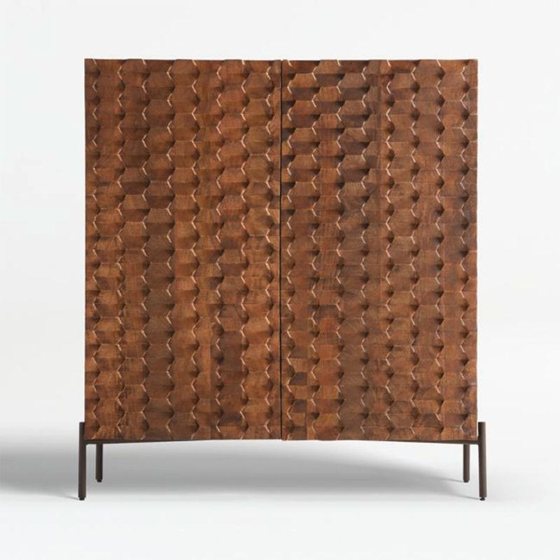 CRATE & BARREL - Gabinete Bar Raffael Madera Tallada