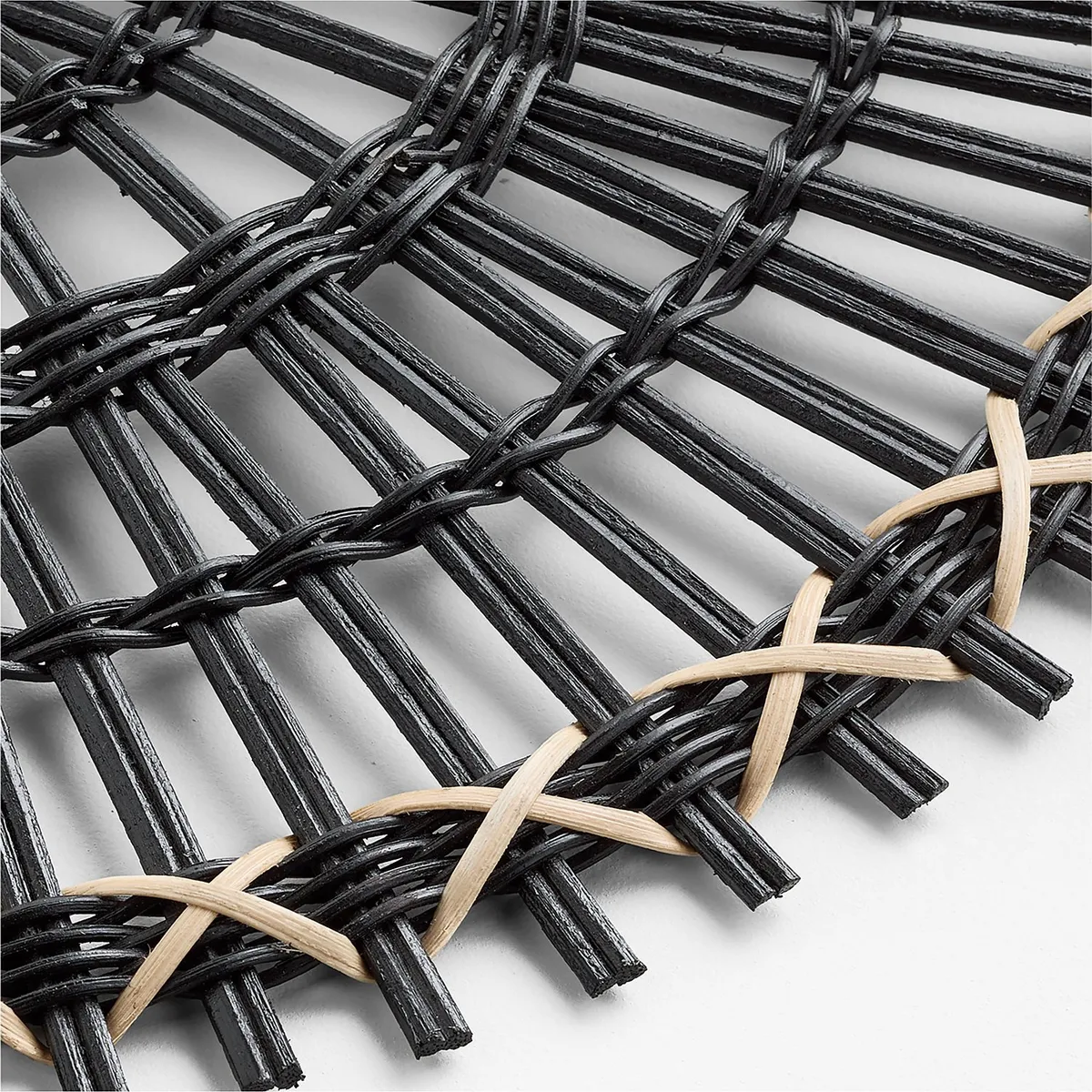 CRATE & BARREL - Individual De Ratán Radial Negro Crate & Barrel