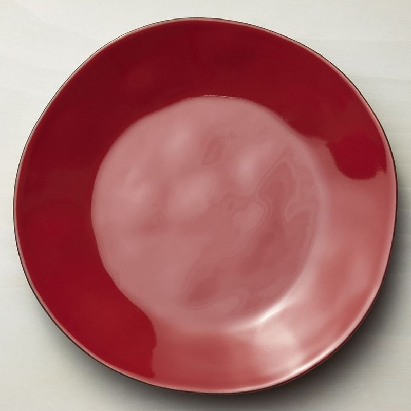 CRATE & BARREL - Plato de Fondo Marin Rojo Crate & Barrel