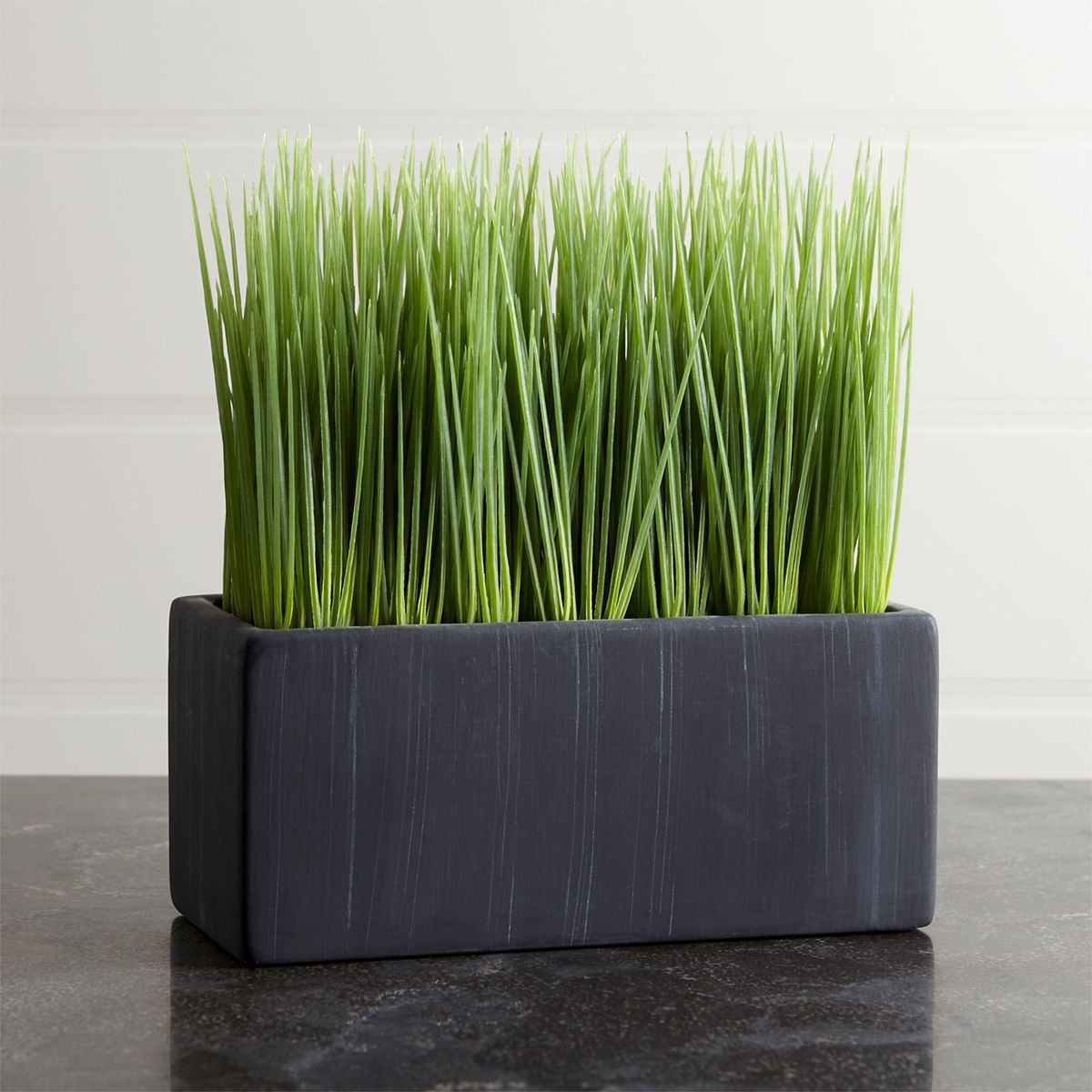 CRATE & BARREL - Maceta Grande Con Pasto Sintetico Crate & Barrel