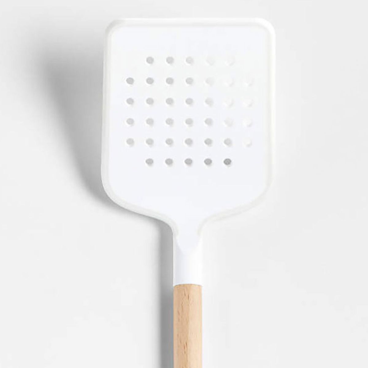 CRATE & BARREL - Utensilio Ranurado Blanco Silicona Y Madera Crate & Barrel