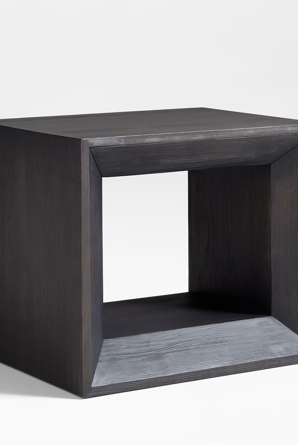 CRATE & BARREL - Mesa Lateral Vernon Negro Crate & Barrel