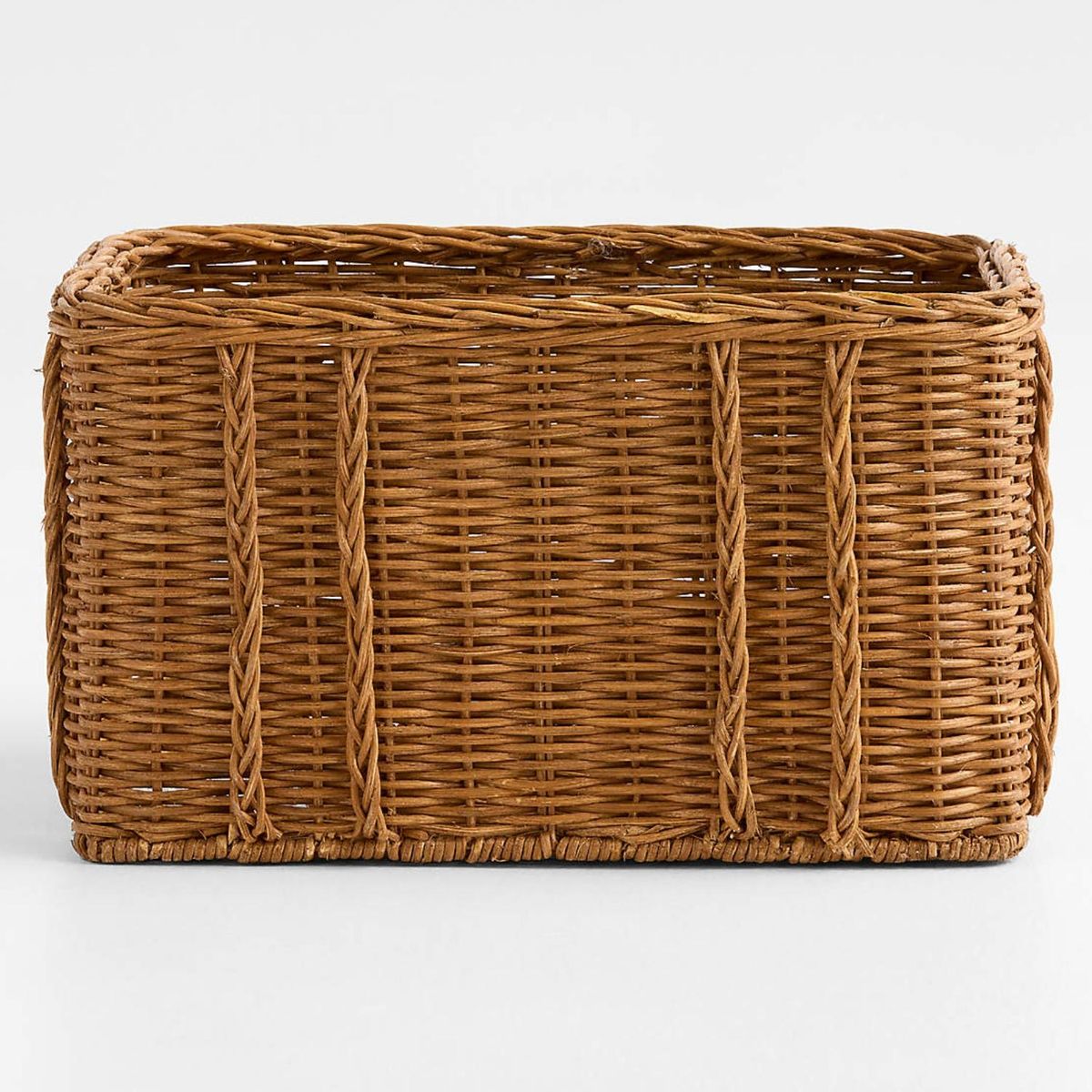 CRATE & BARREL - Cesta Alford mediana de ratan