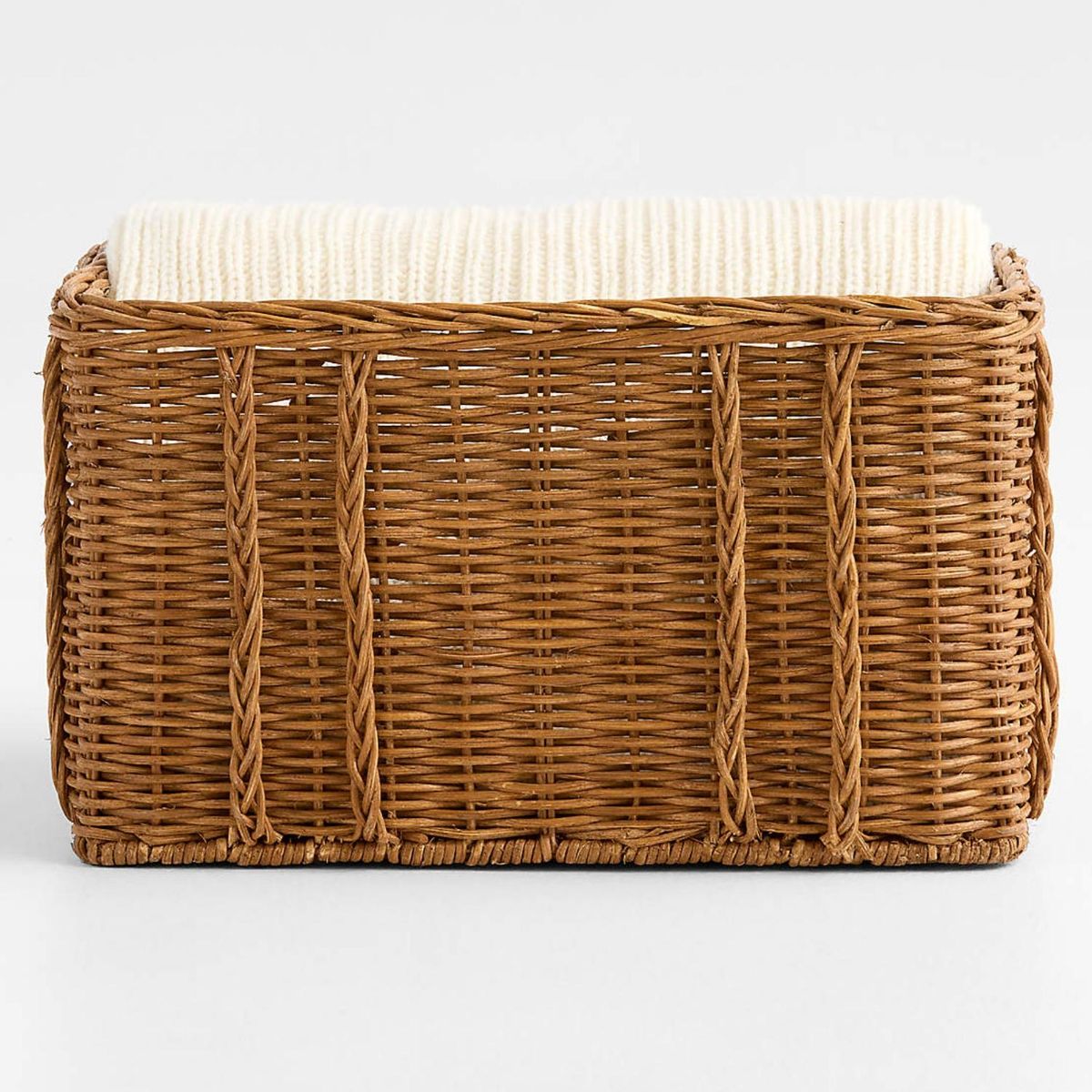 CRATE & BARREL - Cesta Alford mediana de ratan