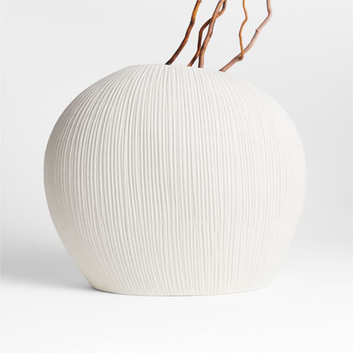 CRATE & BARREL - Florero Alura Crema Bajo Crate & Barrel