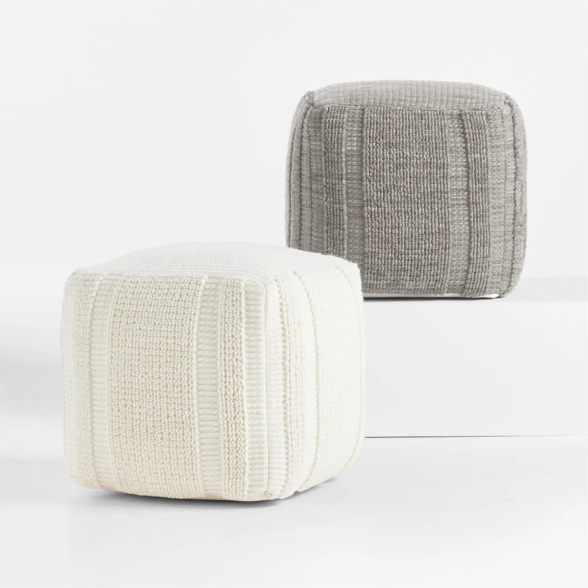 CRATE & BARREL - Pouf Texturizado Gris Crate & Barrel