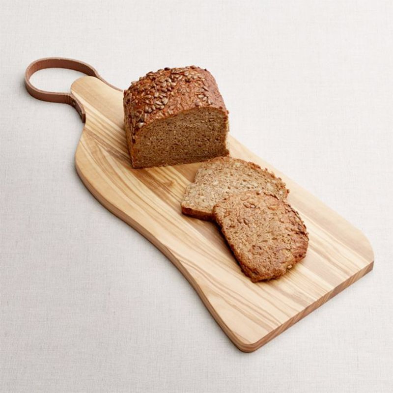 CRATE & BARREL - Tabla Para Aperitivos Olivewood Manilla Cuero Crate & Barrel