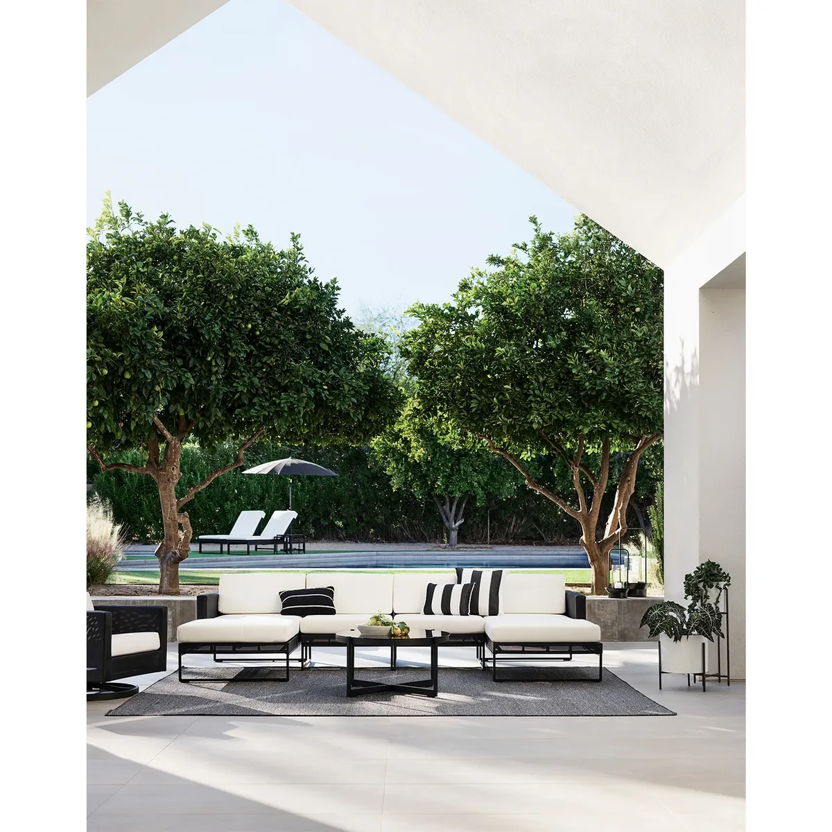 CRATE & BARREL - Silla Exterior Dune Giratoria Crate & Barrel