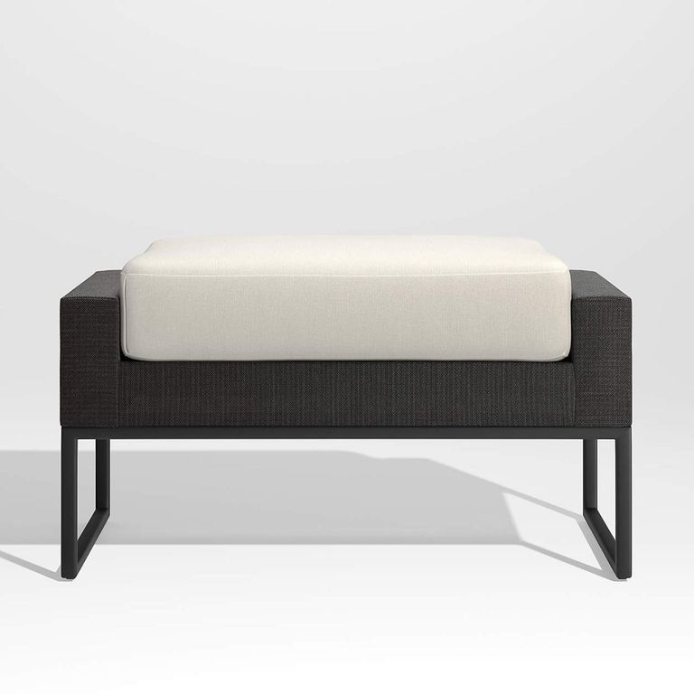 CRATE & BARREL Otomano De Exterior Dune Negro Con Cojín Blanco