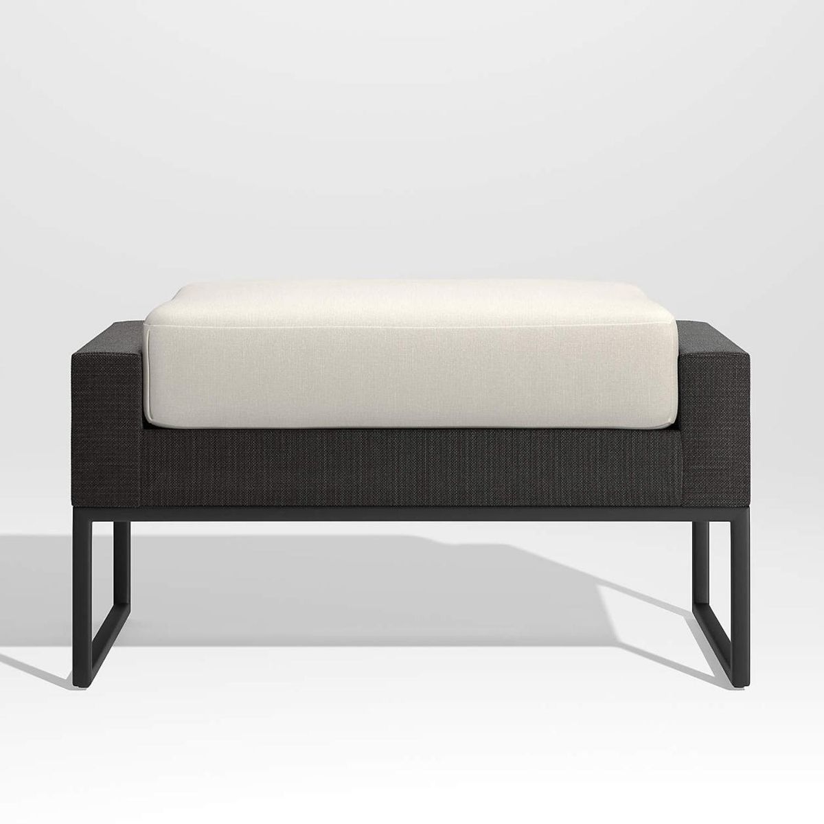 CRATE & BARREL - Otomano De Exterior Dune Negro Con Cojín Blanco Crate & Barrel