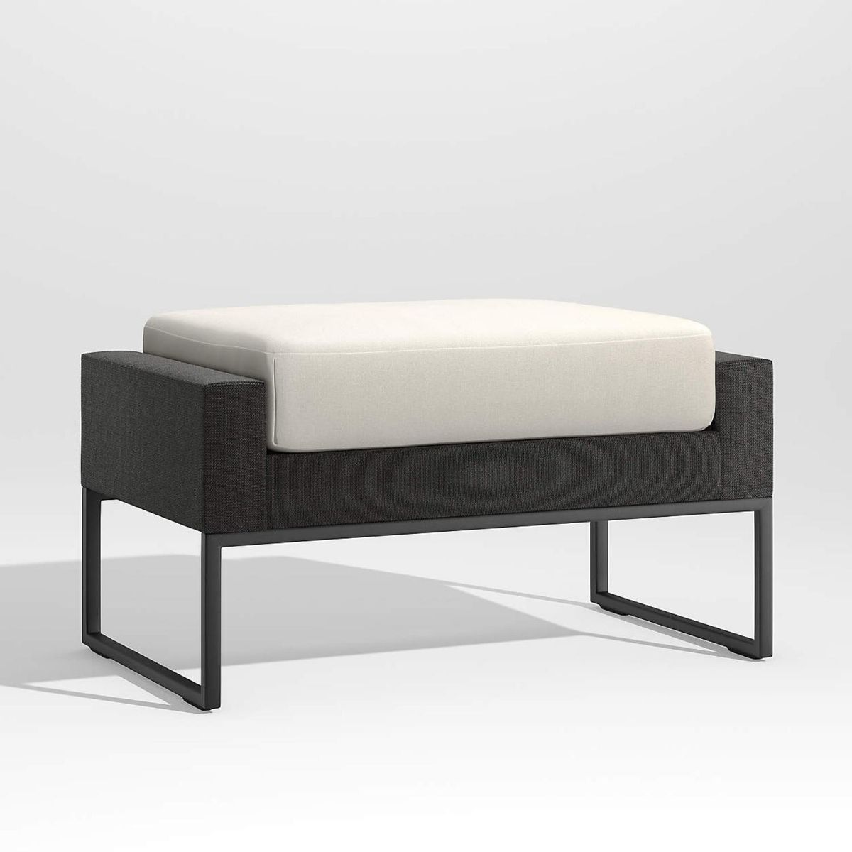 CRATE & BARREL - Otomano De Exterior Dune Negro Con Cojín Blanco Crate & Barrel