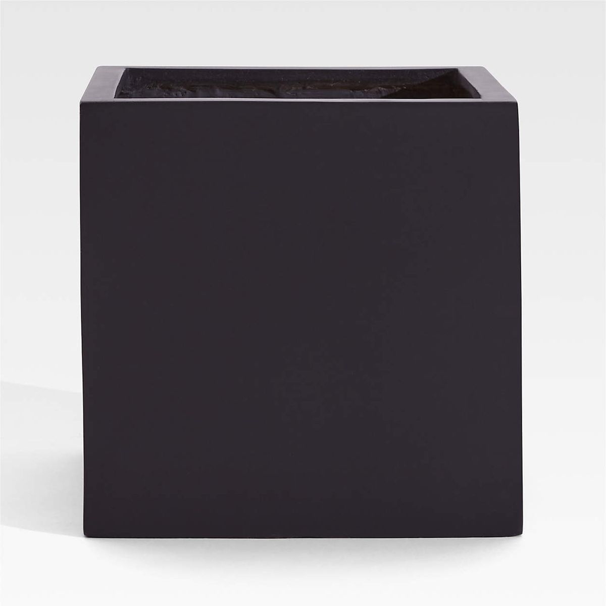 CRATE & BARREL - Jardinera Walker Negra Crate&Barrel
