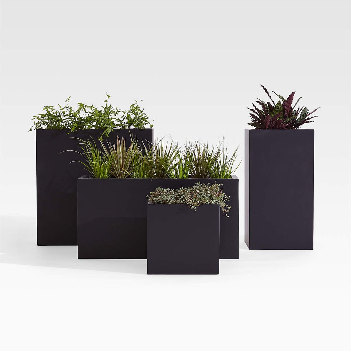 CRATE & BARREL - Jardinera Walker Negra Crate&Barrel