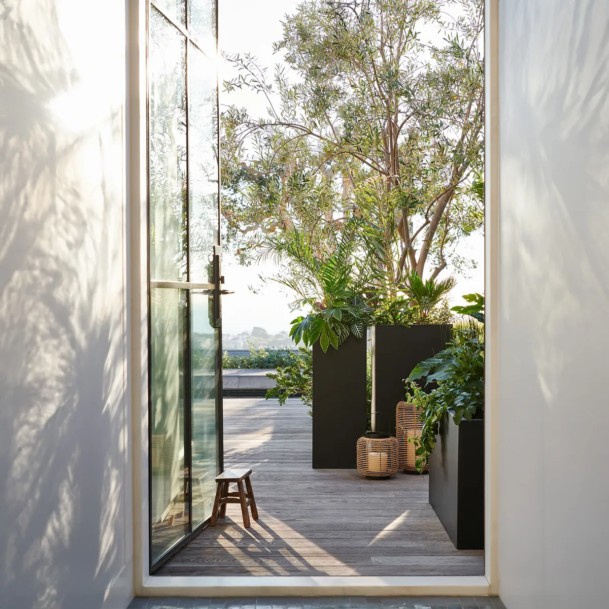 CRATE & BARREL - Jardinera Walker Negra Crate&Barrel