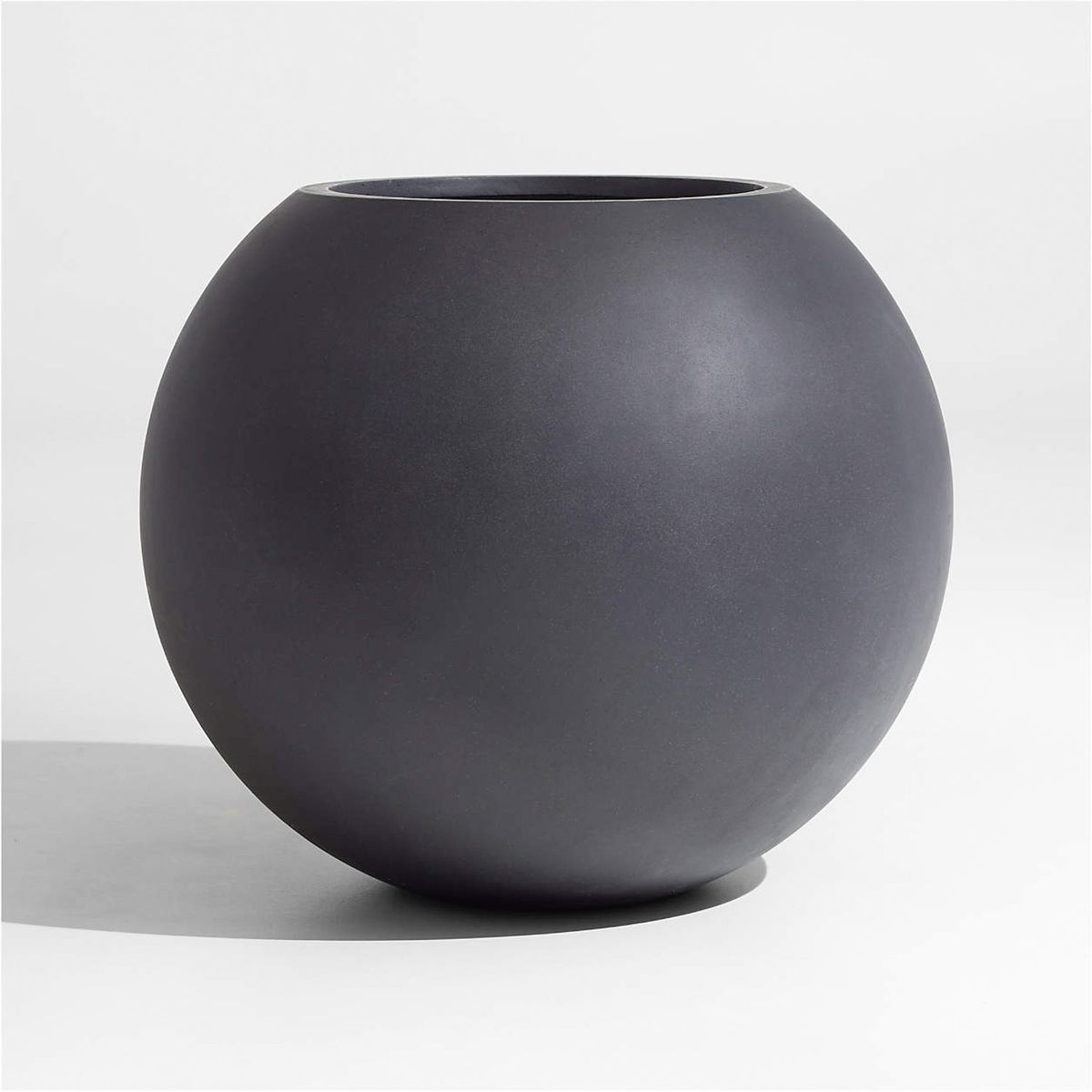 CRATE & BARREL - Macetero Sphere Gris Oscuro Crate&Barrel
