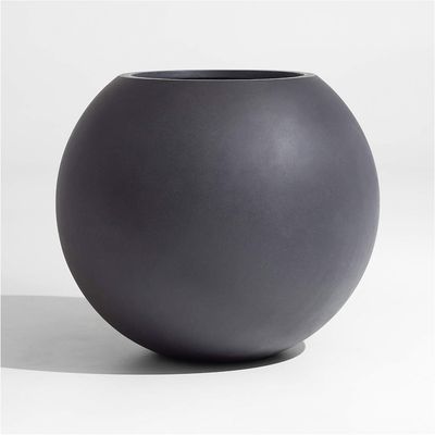 Imagen 1 del producto Macetero Sphere Gris Oscuro Crate&Barrel
