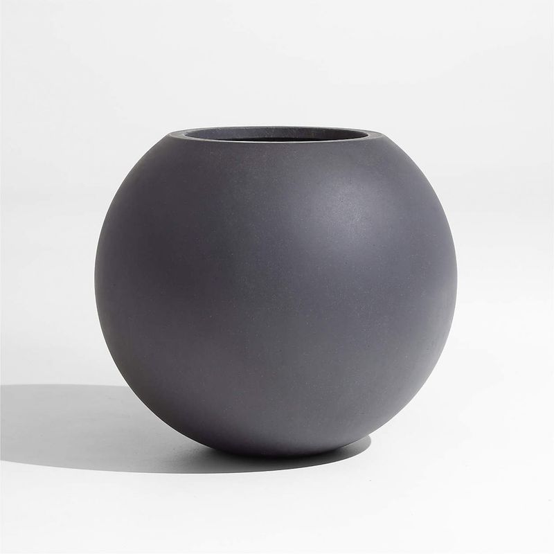 CRATE & BARREL - Macetero Sphere Gris Oscuro Crate&Barrel