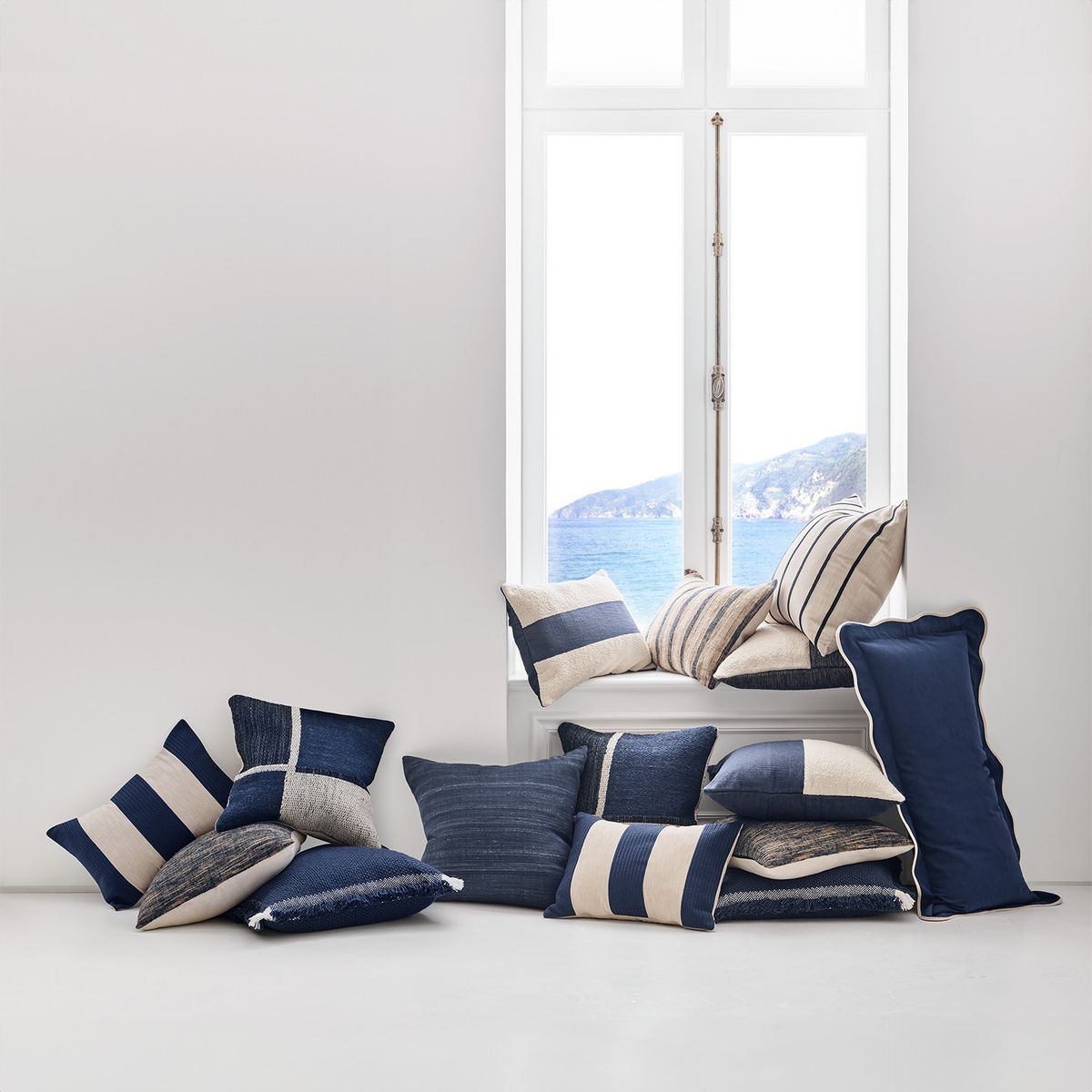 CRATE & BARREL - Funda De Cojín Azul Indigo Rayas 56X40 Cm Crate & Barrel