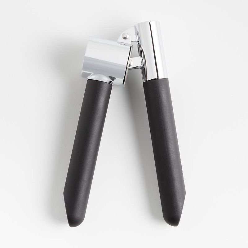 CRATE & BARREL - Prensa De Ajos Negro Crate & Barrel