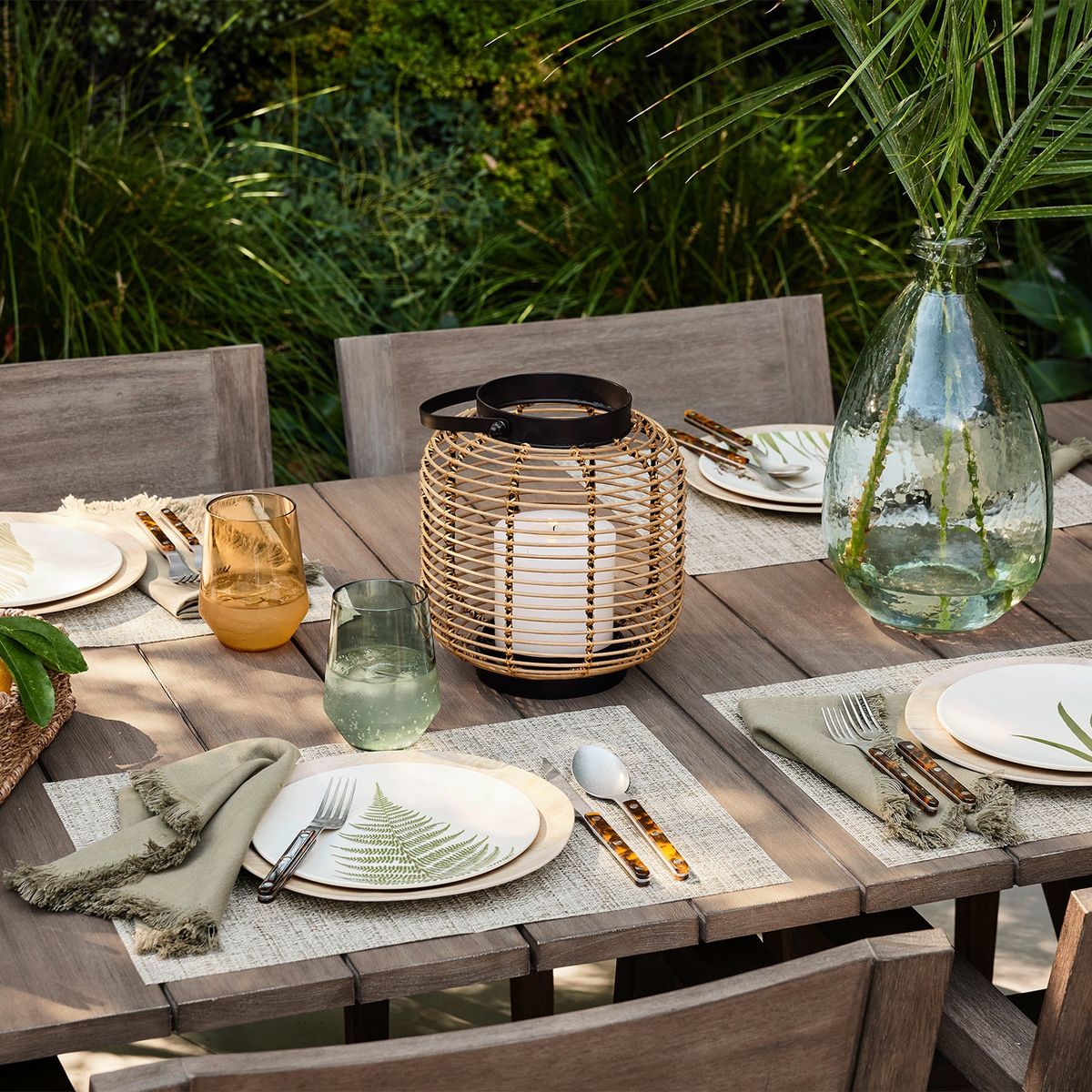 CRATE & BARREL - Bandeja Fibra Natural Scallop Crate & Barrel
