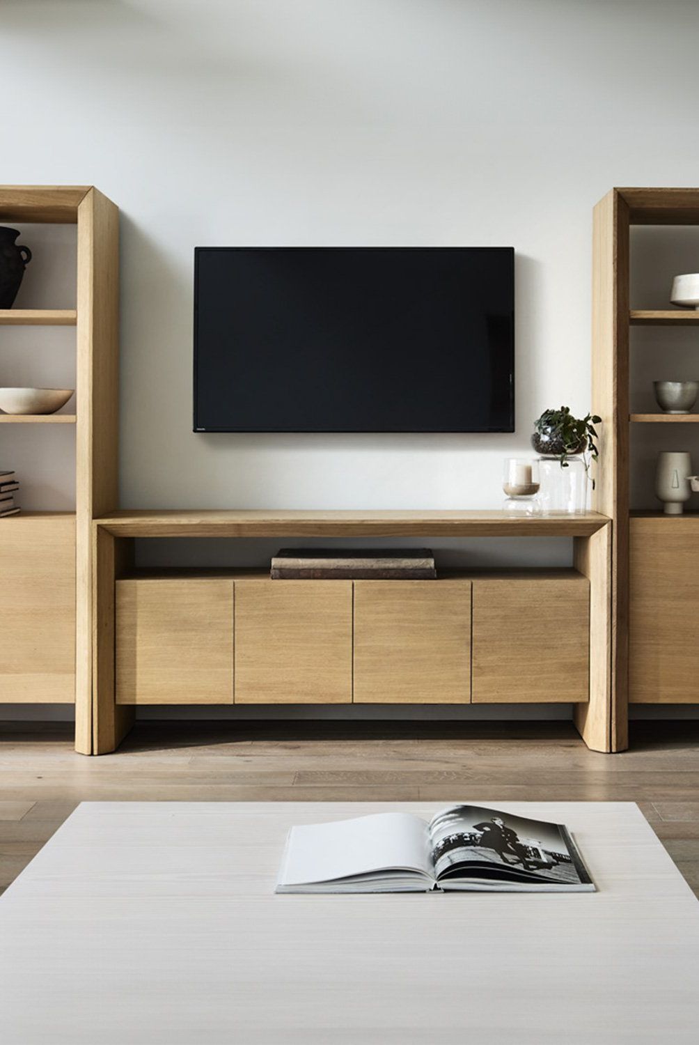 CRATE & BARREL - Rack Bajo Natural Crate & Barrel