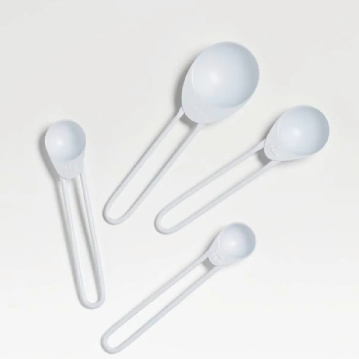 CRATE & BARREL - Cucharas Medidoras Shaillee Blancas Mate Crate & Barrel