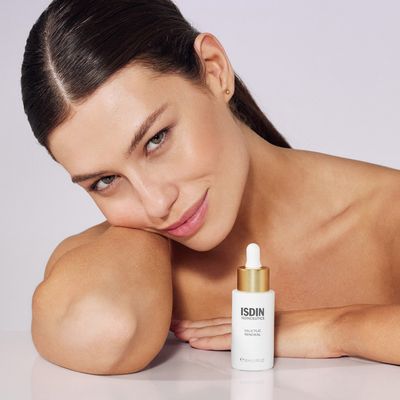 Imagen 2 del producto NUEVO Isdinceutics Salicylic Renewal 30 ml - Sérum antiimperfecciones con Ácido Salicílico y Glicólico