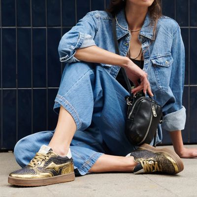 Imagen 2 del producto Zapatilla Urbana Mujer Cuero Dorada