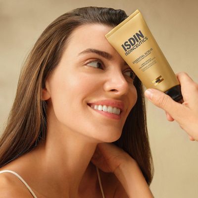 Imagen 2 del producto NUEVO Isdinceutics Essential Scrub 100 g - Gel limpiador con partículas exfoliantes