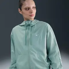 NIKE - Chaqueta Deportiva Essntl Uv Wvn Jkt Hd Hombre