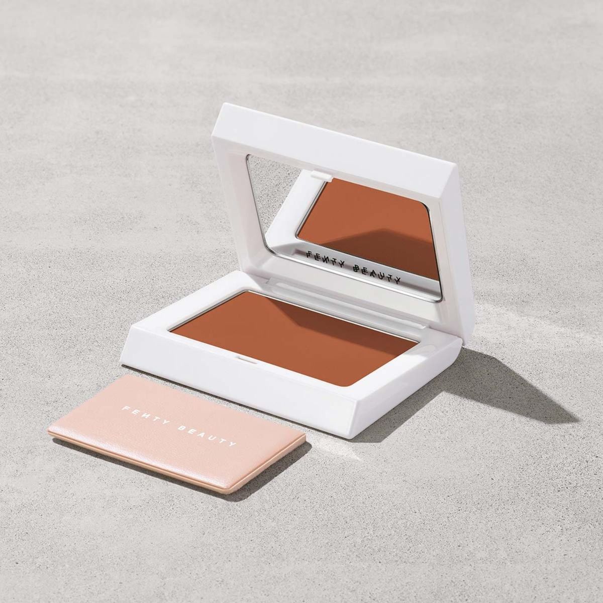 FENTY BEAUTY - Bright Fix Instant Brightening + Blurring Powder (Polvo Compacto) Fenty Beauty