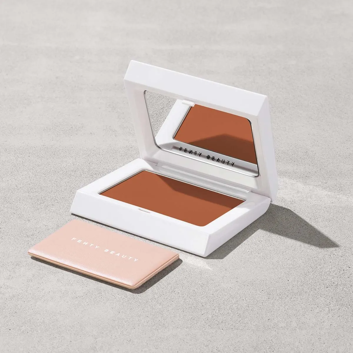 FENTY BEAUTY - Bright Fix Instant Brightening + Blurring Powder (Polvo Compacto) Fenty Beauty
