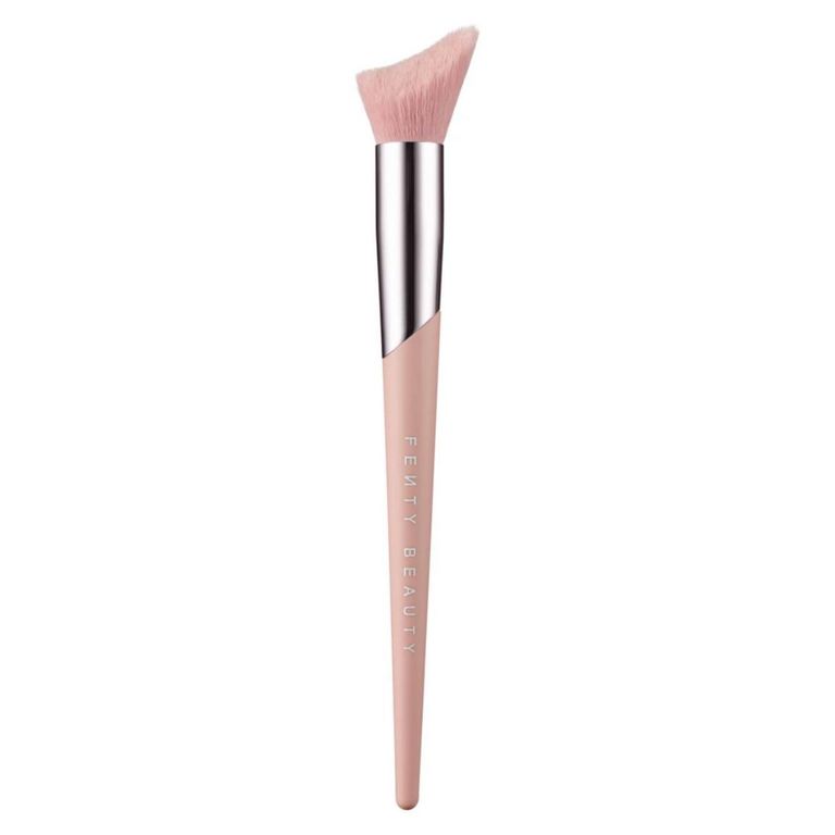 Cheek-Hugging Highlight Brush 121 (Brocha Para Iluminador)
