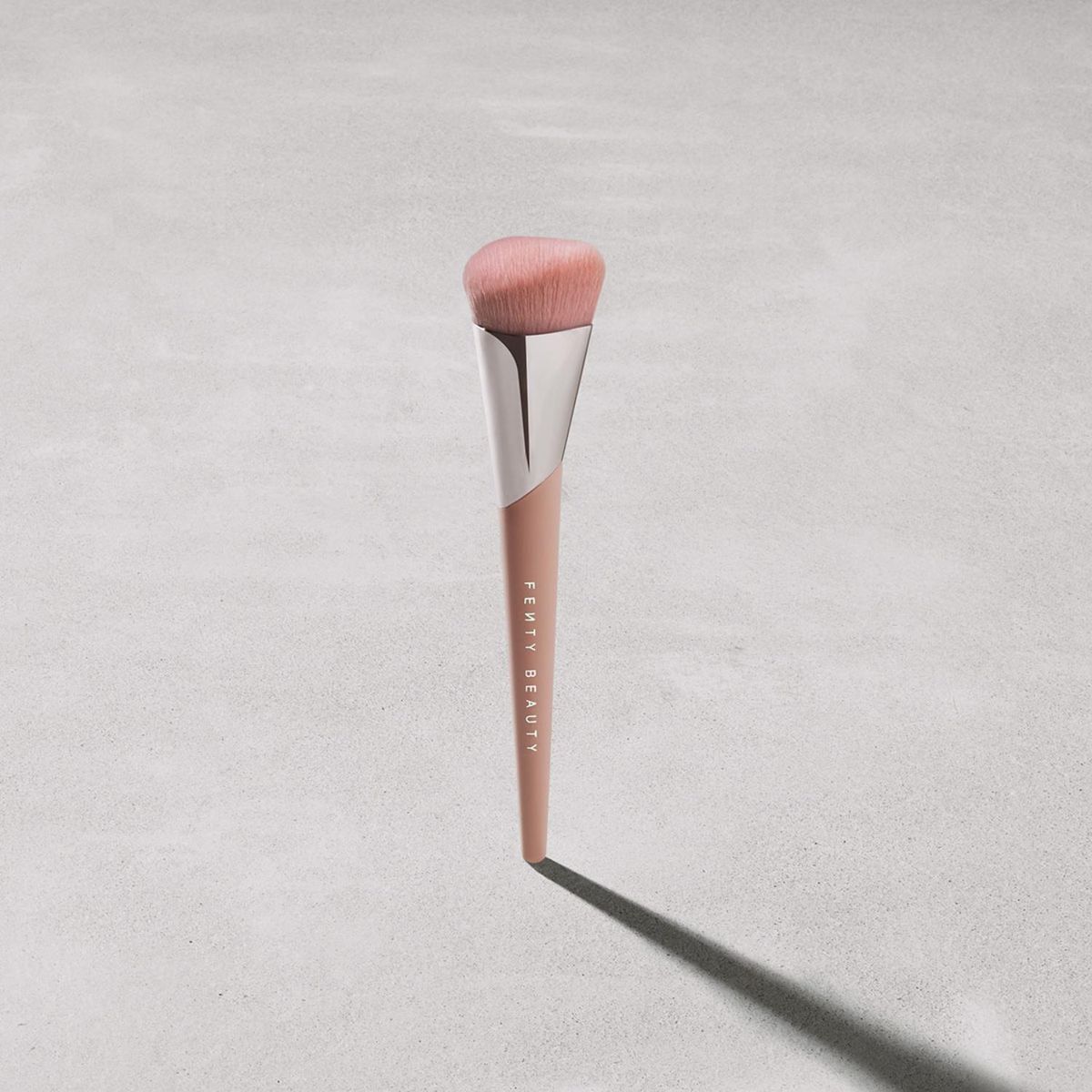 FENTY BEAUTY - Foundation Brush 145 (Brocha Para Base)