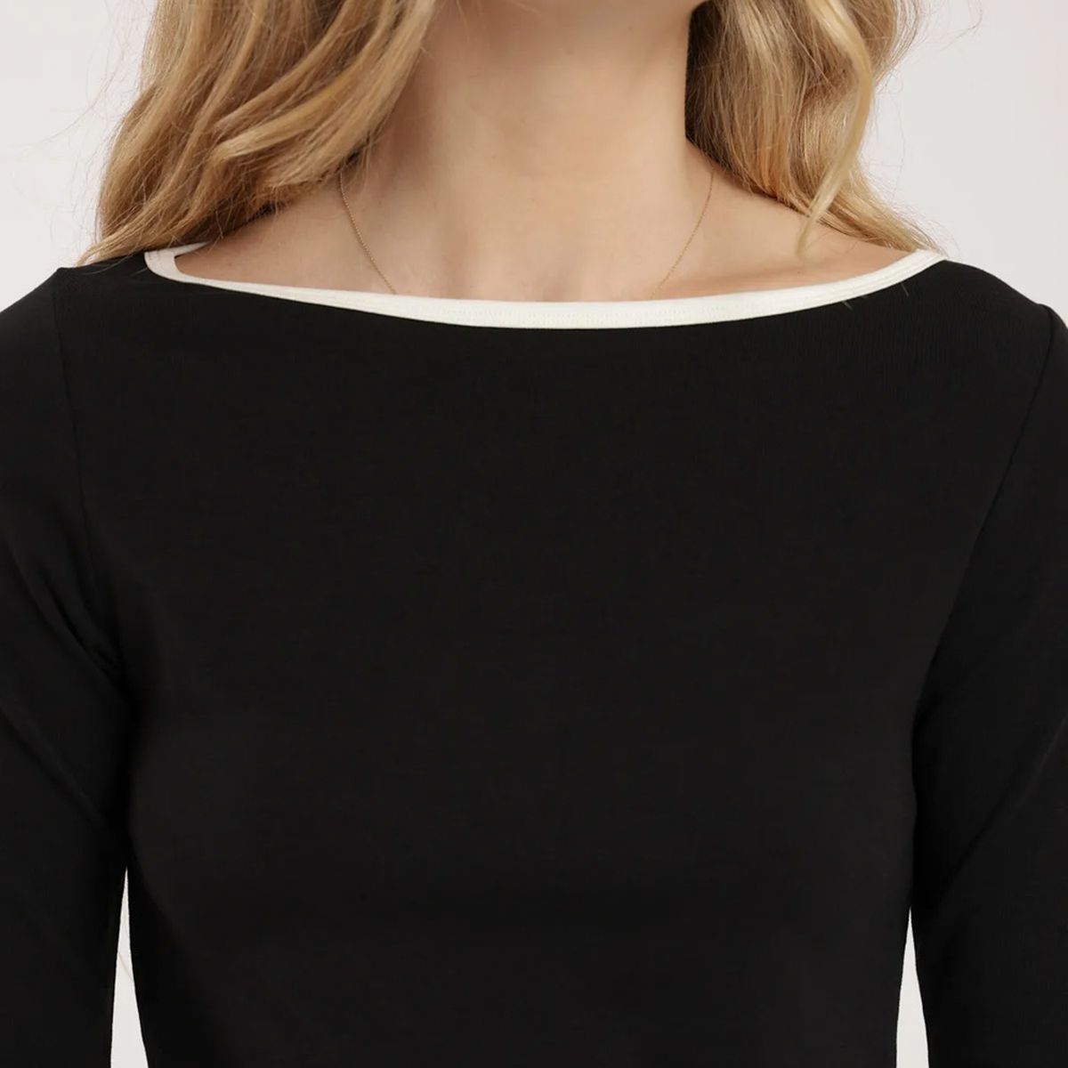 FROENS - Polera Manga Larga Cuello Bote Mujer Froens