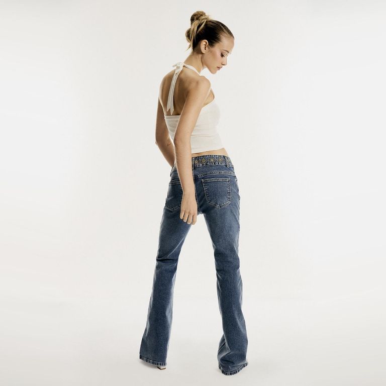 Jeans Bordado Flare Tiro Medio Mujer
