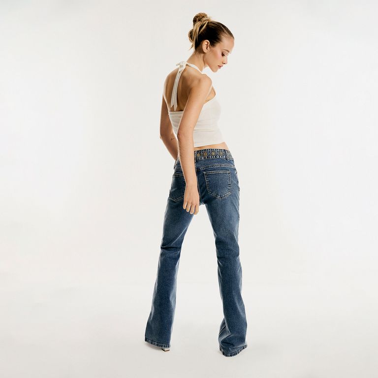 Jeans Bordado Flare Tiro Medio Mujer