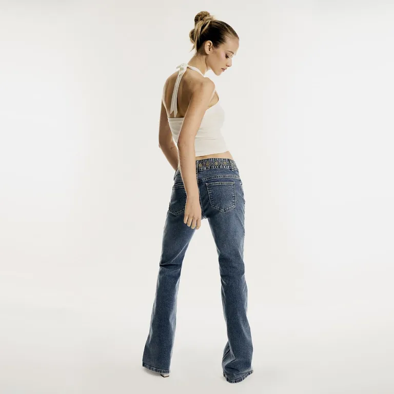 Jeans Bordado Flare Tiro Medio Mujer