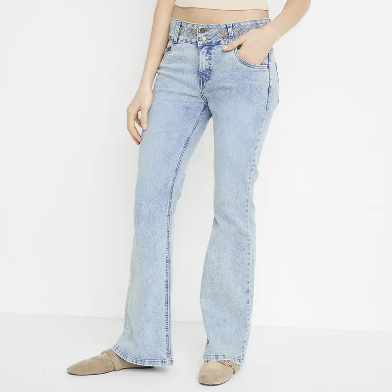 Jeans Bordado Flare Tiro Medio Mujer