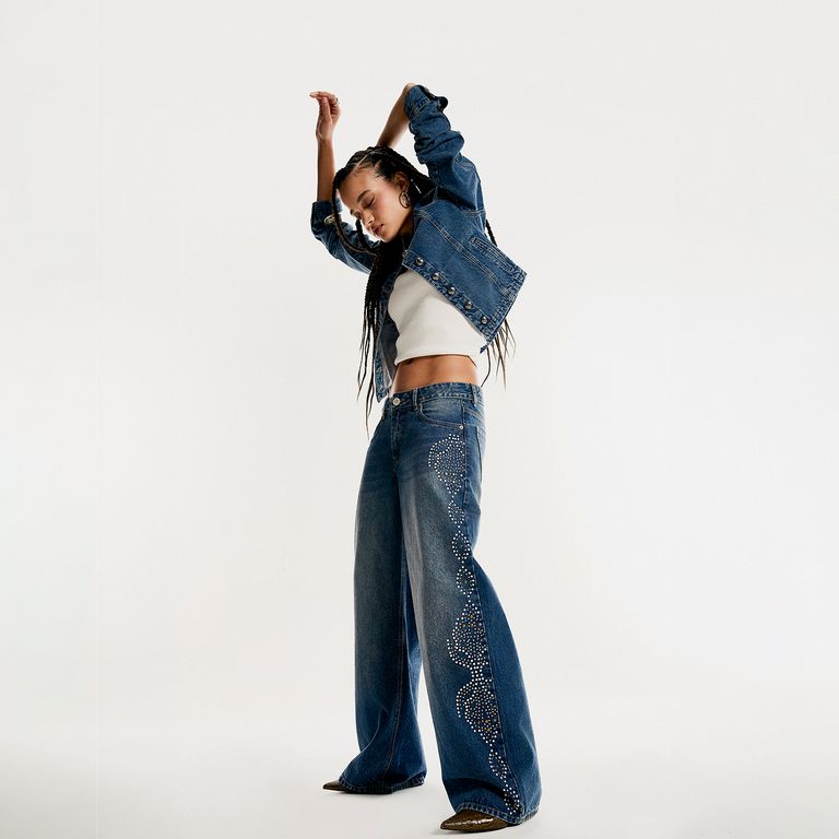 Jeans Straight Tiro Medio Tachas Mujer