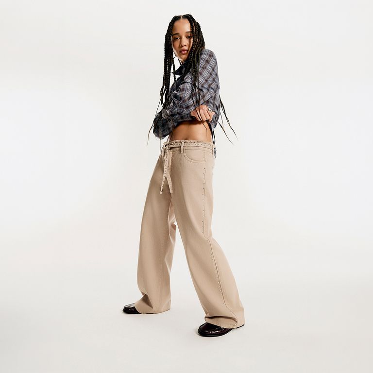 Jeans Straight Tiro Medio Tachas Mujer