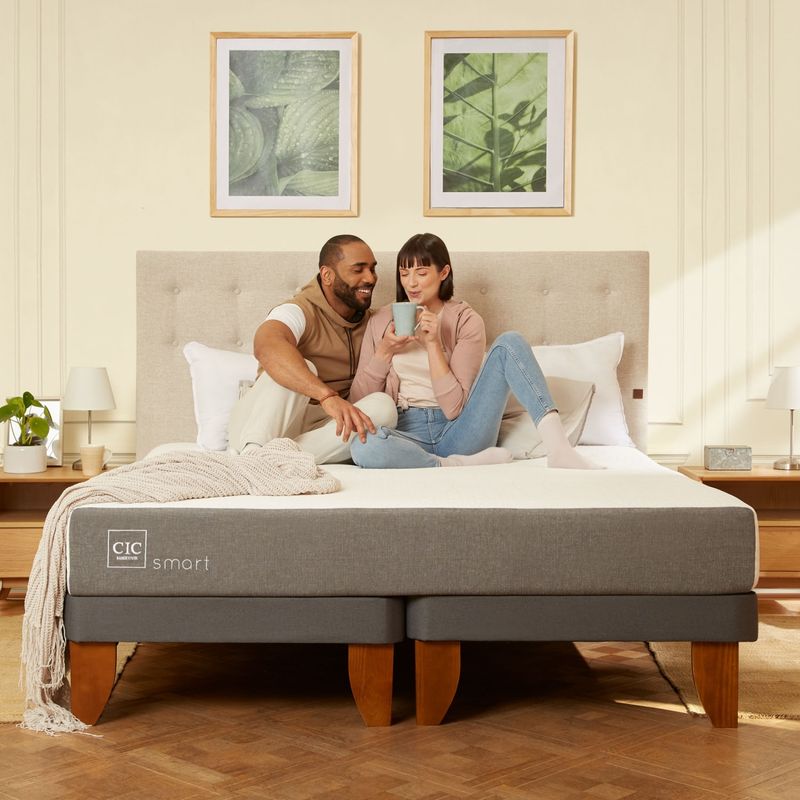 CIC - Cama Europea Smart 2 Plazas Base Normal + Muebles Baker Cic