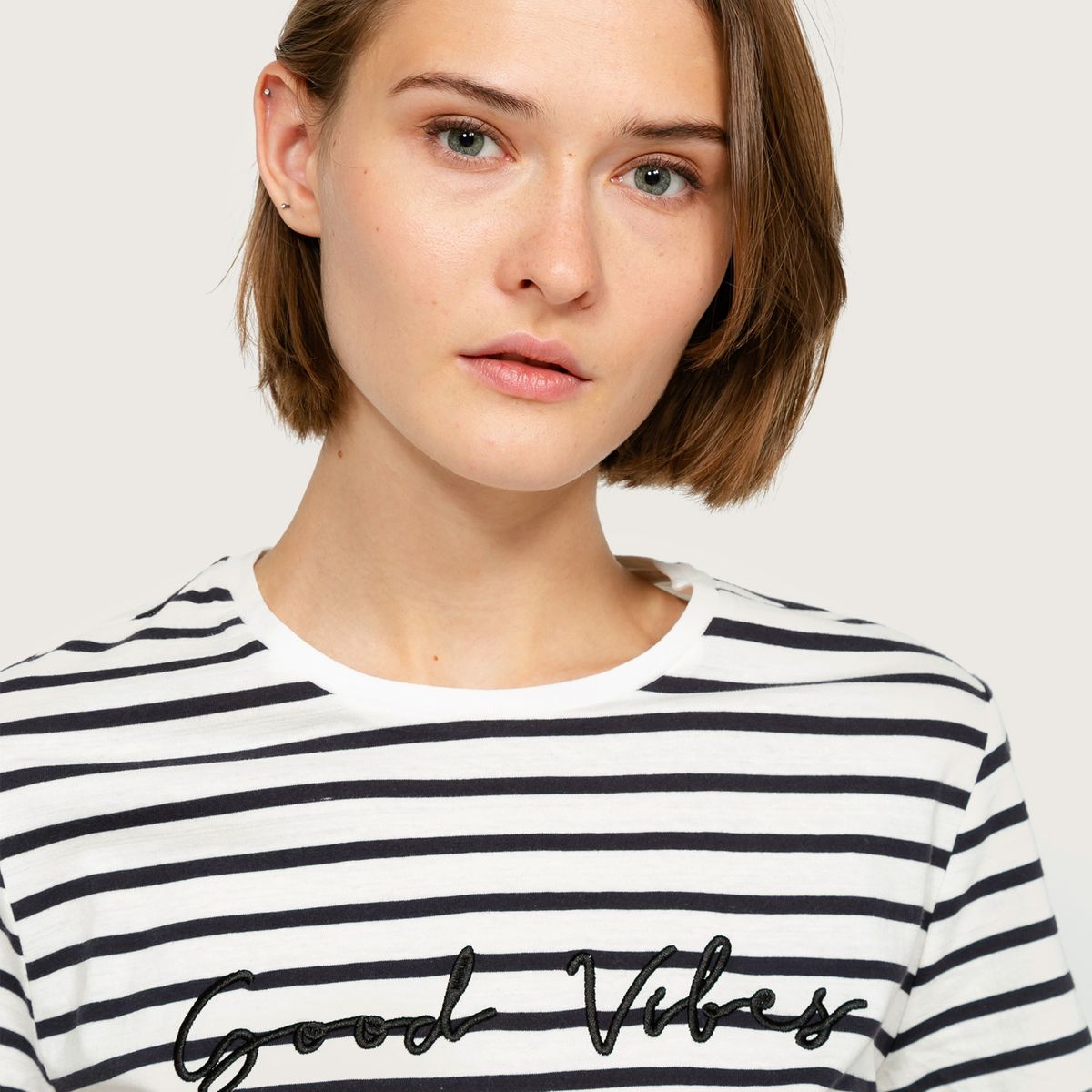 BASEMENT - Polera Manga Corta Mujer